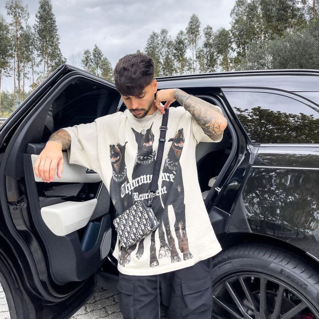 Camiseta con estampado de dóberman